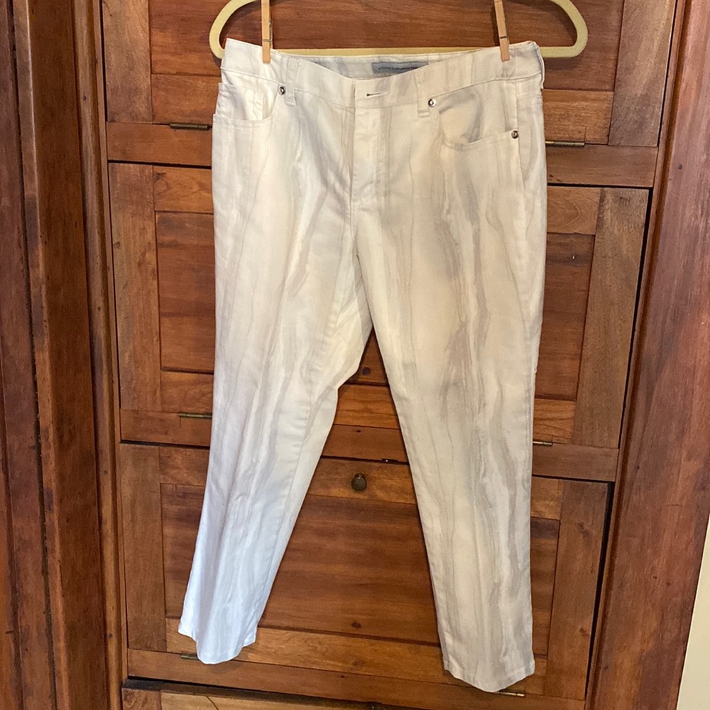 Chicos jeans size 0 platinum group straight leg, gray/white wore a few times